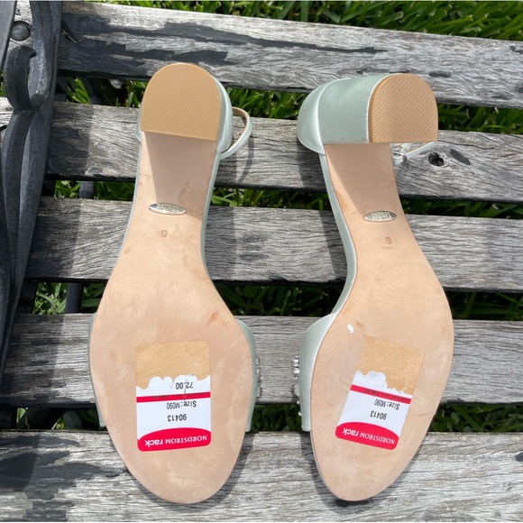 Badgley Mischka Tempest Embellished Block NWT
Heel Sandal size 9 - Picture 11 of 13